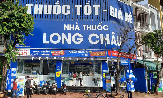 Với mỗi hoá đơn trên 150.000 đồng, FPT Long Châu gửi tặng khách hàng 5 khẩu trang y tế chất lượng cao. Ảnh: ĐVCC