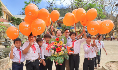 'Rạp phim trường em' xoa dịu thiệt hại sau bão lũ